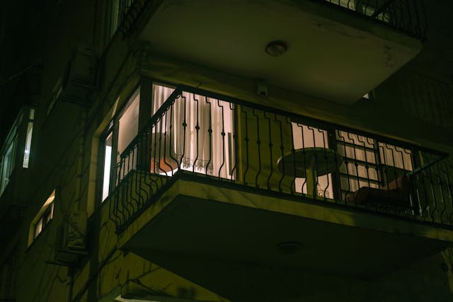 Balcon urbain végétalisé avec plantes en pots